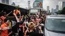 Suporter Persija bersorak saat menuju stadion Gelora Bung Karno, Jakarta, Minggu (9/12). Antusiasme ribuan suporter Persija bersiap mendukung tim kesayangannya bertanding melawan Mitra Kukar. (Liputan6.com/Faizal Fanani)