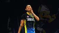 Tunggal putera Indonesia, Sony Dwi Kuncoro mengusap wajah saat laga melawan pemain  Hongkong Hu Yun di 16 besar BCA Indonesia Open, Jakarta, Kamis (6/2/2016). Sony kalah 12-21, 15-21,  16-21. (Liputan6.com/Helmi Fithriansyah