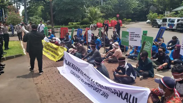 Sejumlah Koalisi Masyarakat Pertembakauan (Kompak) melakukan aksi protes ke Gedung Kementerian Koordinator Bidang Perekonomian.