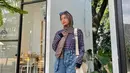 Stripe tee dengan high waist jeans jadi kombinasi outfit yang kece untuk kamu yang ingin liburan ke pantai. Tetap stylish! (Instagram/adiva.selsa).