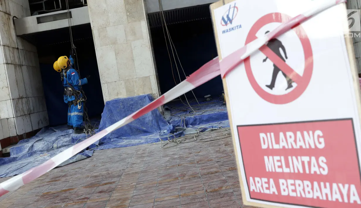 Pekerja menyelesaikan proses renovasi Masjid Istiqlal Jakarta, Selasa (18/6/2019). Pemerintah merenovasi dan memperbaiki struktur bangunan Masjid Istiqlal yang merupakan salahsatu cagar budaya dengan anggaran sebesar Rp465 miliar. (Liputan6.com/Helmi Fithriansyah)
