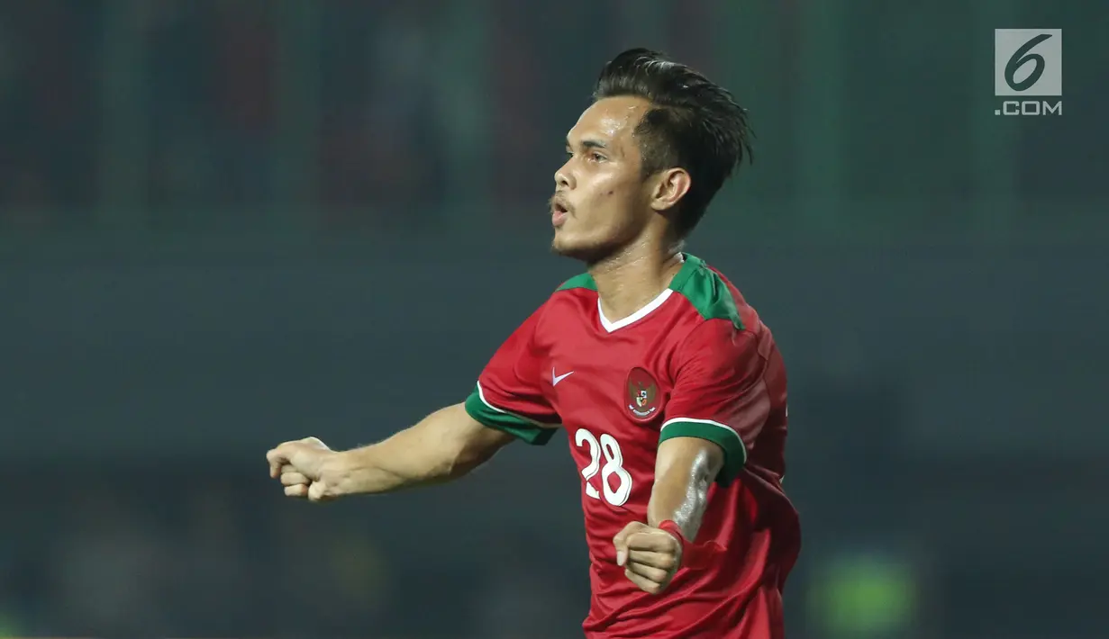 Bek Timnas Indonesia, M Rezaldi Hehanusa berlari usai menjebol gawang Kamboja pada laga persahabatan di Stadion Patriot Candrabhaga, Bekasi, Rabu (4/10). Timnas Indonesia menang 3-1 atas Kamboja. (Liputan6.com/Helmi Fithriansyah)