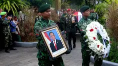 Personel Tentara Nasional Indonesia (TNI) membawa foto Jenderal TNI (Purn) Ryamizard Ryacudu saat iring-iringan jenazah jelang pemakaman di Taman Makam Pahlawan Nasional, Kalibata, Jakarta, Senin (1/6/2026). (Kapanlagi.com/Budy Santoso)