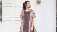 Melalui akun Instagram pribadinya, wanita 32 tahun ini cukup sering mengunggah gaya penampilannya di berbagai kesempatan. Bahkan, penampilan Nindy saat di rumah dengan simple dress satu ini tetap membuatnya terlihat menawan. (Liputan6.com/IG/@nindyayunda)