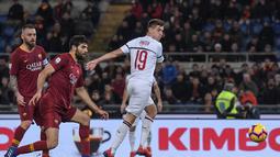 Proses gol pertama AC Milan yang dicetak oleh Krzysztof Piatek di menit ke-26 pada laga lanjutan Serie A yang berlangsung di stadion Olimpico, Roma, Senin (4/2). AC Milan imbang 1-1 kontra AS Roma. (AFP/Tiziana Fabi)