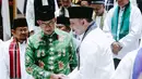 Gubernur DKI Jakarta Anies Baswedan bersalaman dengan marbot masjid Jakarta di Balai Kota, Jumat (9/11). Anies menyebutkan pemberangkatan marbot untuk umrah dilakukan dua tahap. (Liputan6.com/Immanuel Antonius)