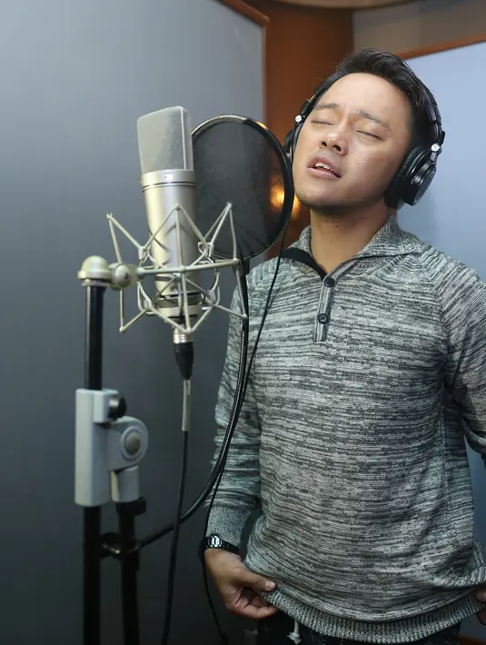 "Tadi ibu juga bilang udah recordingnya ditunda. Akhirnya manajemen jemput dan insha Allah aman. Tetap saja ada ketakutan. Kita ke sini mau kerja dan nyaman. Kalau kayak begini kan jadi membatasi aktivitas," jelas Danang. (Andy Masela/Bintang.com)