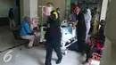 Petugas rumah sakit membawa Julia Perez yang terbaring usai menjalani pemeriksaan MRI di RSCM, Jakarta, Rabu (28/12). Sebelumnya, Julia Perez diketahui telah di vonis dokter, bahwa ia tengah terkena kanker serviks stadium 4. (Liputan6.com/Herman Zakharia)