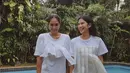Dian Sastrowardoyo berfoto bersama Happy Salma saat mengucapkan Hari Perempuan Internasional. Keduanya kompak mengenakan atasan putih dipadukan celana panjang hitam. [@therealdisastr]