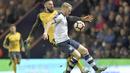Aksi pemain Arsenal, Olivier Giroud (kiri) merebut bola dari kaki pemain Preston North End, Tom Clarke pada laga Piala FA diDeepdale, Preston, (7/1/2017). Arsenal menang 2-1. (Dave Howarth/PA via AP)