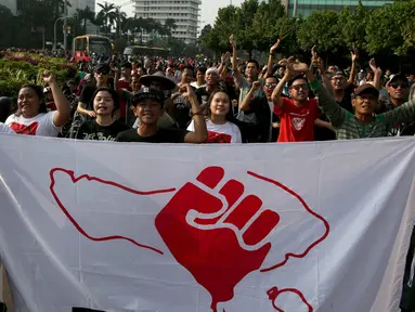 Masyarakat aliansi Forum Rakyat Bali di Jakarta melakukan aksi saat Car Free Day (CFD) di Bundaran Hotel Indonesia, Jakarta, Minggu (4/9). Dalam aksinya mereka bernyanyi menyerukan Tolak Reklamasi Teluk Benoa. (Liputan6.com/Johan Tallo)