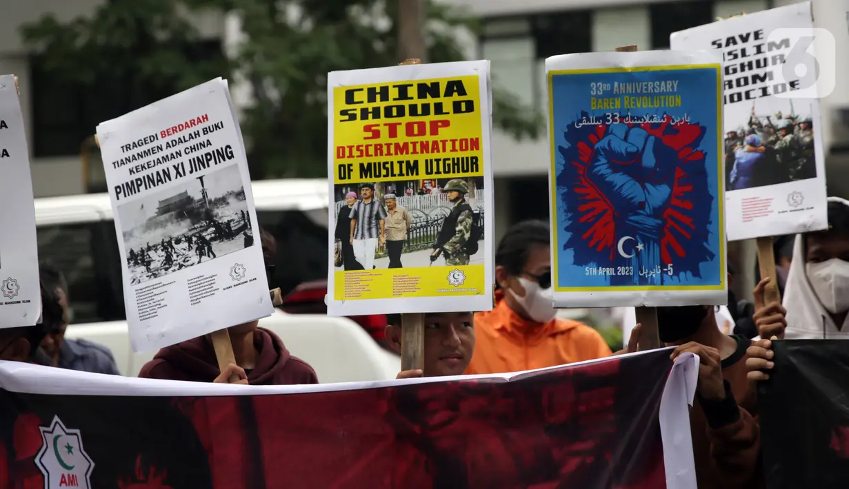 Selain berorasi, mahasiswa juga membentangkan spanduk dan poster berisi tuntutannya. (Liputan6.com/Johan Tallo)