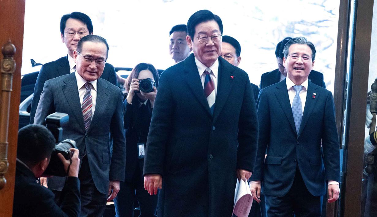 Presiden Korea Selatan Lee Jae Myung (tengah) saat tiba di kantor kepresidenan Cheong Wa Dae, atau Gedung Biru di Seoul, Senin, 29 Desember 2025. Seluruh fungsi kantor kepresidenan Korea Selatan sepenuhnya kembali ke Blue House yang bersejarah di Seoul atau yang dalam bahasa Korea dikenal sebagai Cheong Wa Dae. (Jeoon Heon-Kyun/Pool Photo via AP)