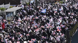 Ribuan pendukung Presiden Yoon Suk Yeol kembali berunjuk rasa dan memenuhi ruas jalan utama ibu kota. (JUNG YEON-JE/AFP)