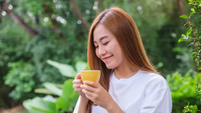 minum kopi teh tersenyum