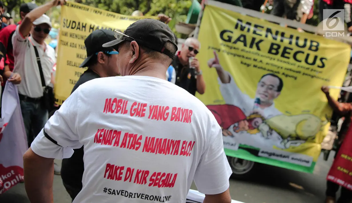 Pengemudi transportasi online menggelar aksi di depan kantor Kementerian Perhubungan, Jakarta, Rabu (25/10). Dalam aksinya mereka menolak revisi PM 26P / 2017 terkait aturan taksi online. (Liputan6.com/Faizal Fanani)