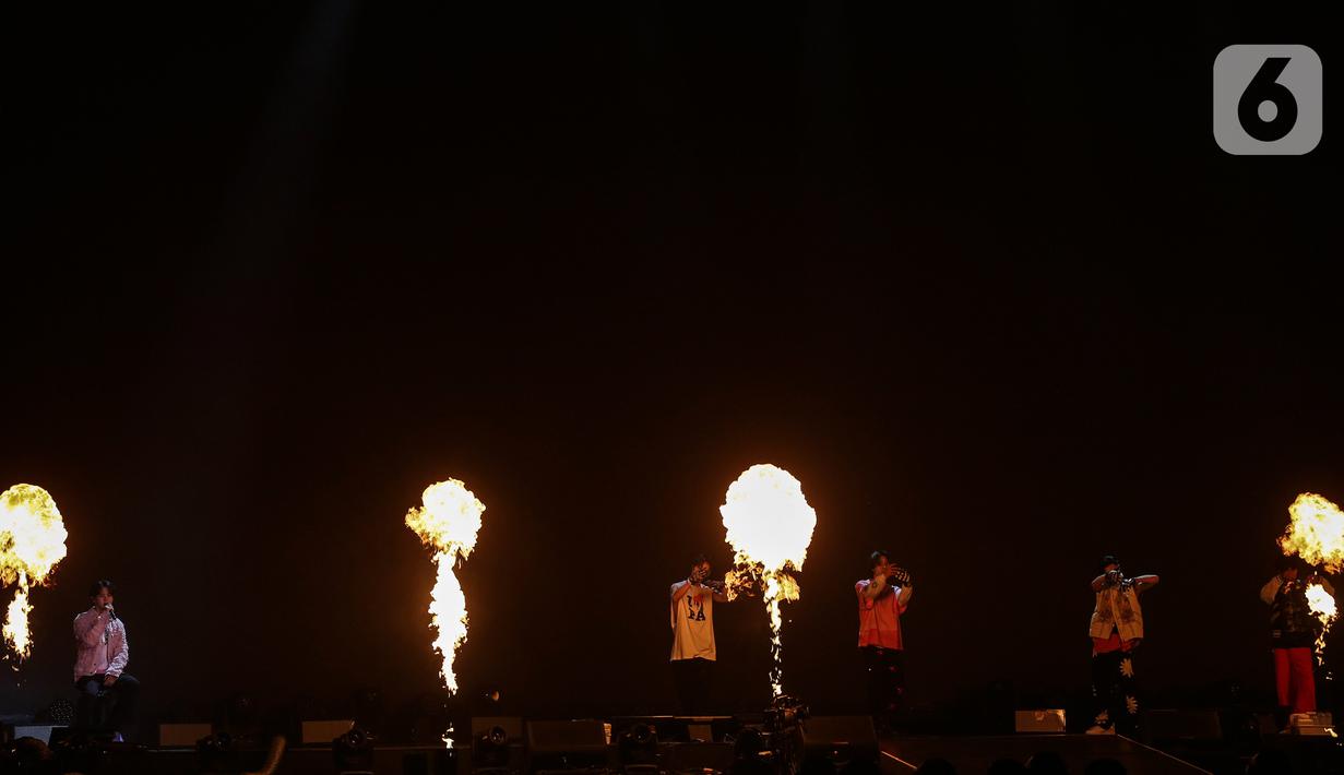 Kaki Kun WayV terkilir saat tampil di acara "Paint The Concert di Thailand" pada Maret 2023. Melalui akun Bubble miliknya, Kun menjelaskan tentang cedera yang dialaminya. (Liputan6.com/Johan Tallo)