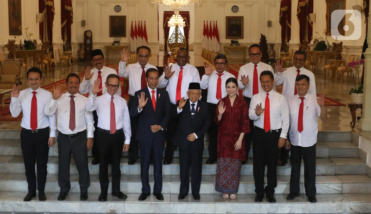 Presiden Joko Widodo bersama Wapres Ma'ruf Amin foto bersama dengan para Wakil Menteri setelah diperkenalkan di Istana Merdeka, Jakarta, Jumat (25/10/2019). Jokowi memperkenalkan 12 nama wakil menteri yang akan membantu menteri Kabinet Indonesia Maju Jokowi-Ma'ruf Amin. (Liputan6.com/Angga Yuniar)