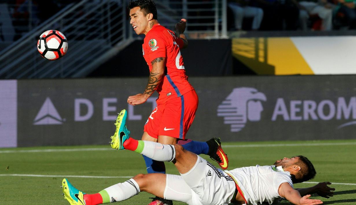 Pemain Cile, Edson Puch, saat mencetak gol pertama ke gawang Meksiko dalam perempat final Copa America Centenario 2016 di Stadion Levis, Santa Clara, AS, Minggu (19/6/2016). (AFP/Beck Diefenbach)