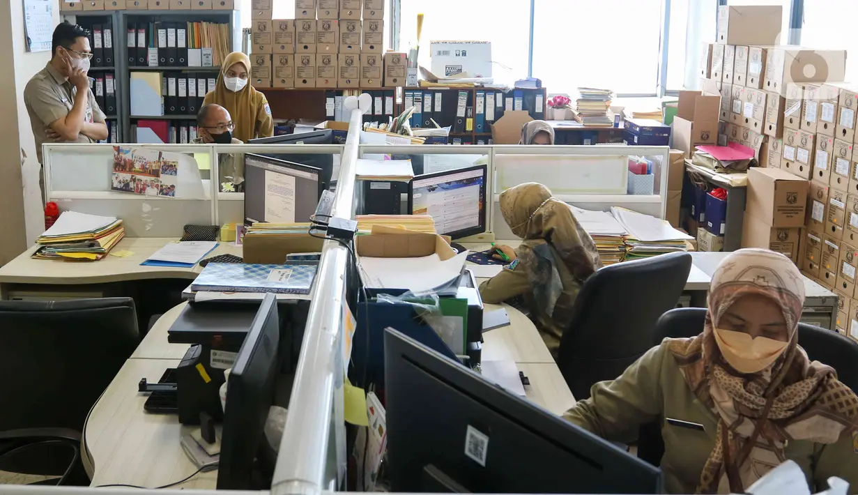 <p>Pegawai negeri sipil (PNS) melakukan aktivitas di Badan Kepegawaian Daerah (BKD), Balai Kota, Jakarta, Senin (9/5/2022). Pemprov DKI masih menerapkan kapasitas maksimal 75 persen terhadap para Aparatur Sipil Negara (ASN) yang bekerja di kantor usai Lebaran Idul Fitri 1443 H/2022 M. (Liputan6.com/Herman Zakharia)</p>