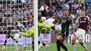 Kiper Arsenal, David Raya menepis bola tandukan pemain Aston Villa, Jhon Duran saat laga lanjutan Liga Inggris 2024/2025 di Villa Park, Birmingham, Inggris, Sabtu (24/08/2024) malam WIB. (AFP/Adrian Dennis)