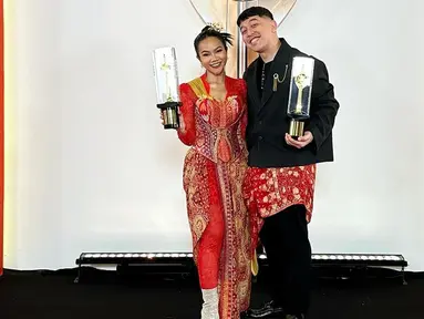 Yura Yunita, Donne Maula berhasil meraih penghargaan sebagai Pencipta Lagu Tema Terbaik di FFI 2023 bersama dengan Marchella FP. Lagu berjudul Jalan Pulang sendiri diketahui menjadi soundtrack di film Jalan yang Jauh Jangan Lupa Pulang yang tayang awal 2023 lalu. (Liputan6.com/IG/@yurayunita)