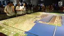 Pengunjung melihat maket saat pembukaan Museum Maritim Indonesia di kantor Pusat PT Pelabuhan Indonesia II Persero (IPC), Tanjung Priok, Jakarta, Jumat (7/12). Fokus museum ini adalah pengembangan pelabuhan di era digital. (Lipiutan6.com/JohanTallo)