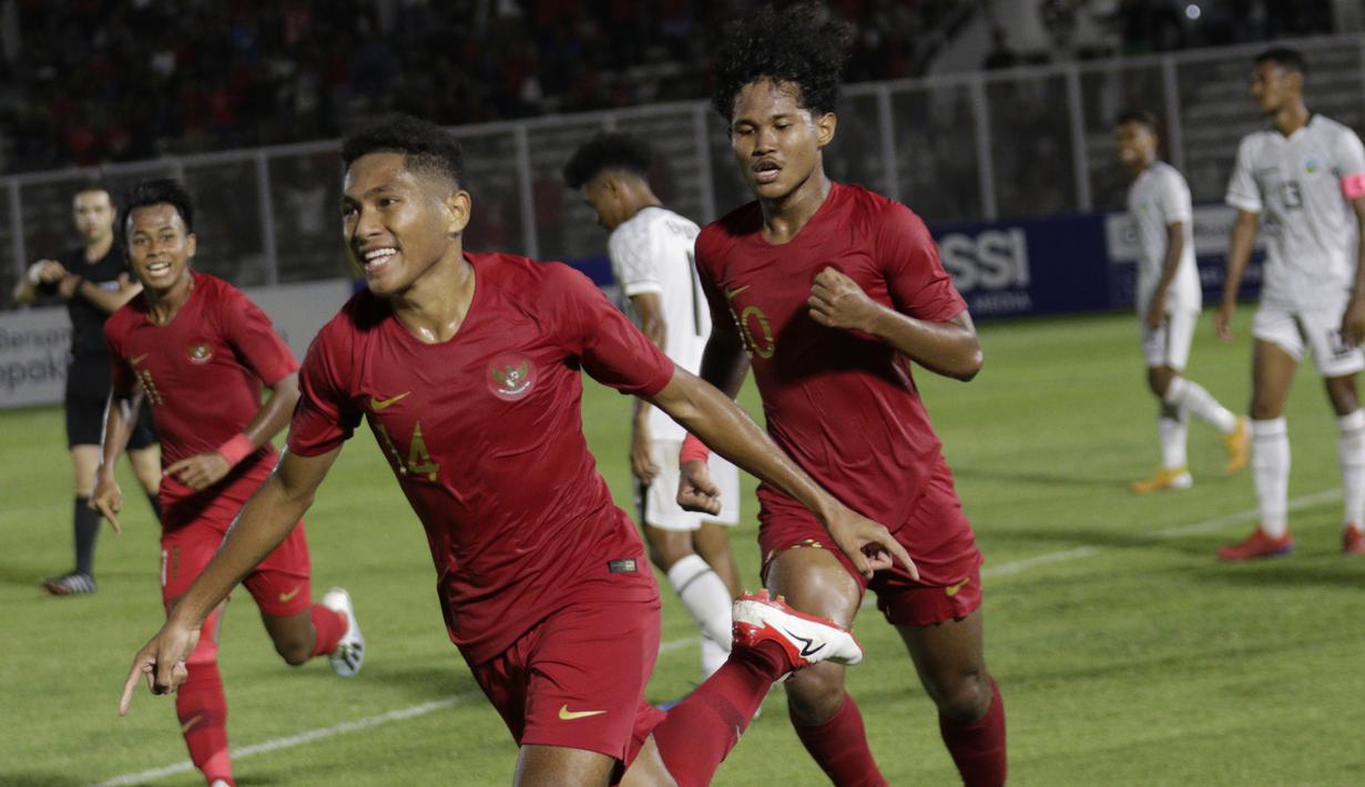 Pemain Timnas Indonesia U-19, Muhammad Fajar Fathur, merayakan gol yang dicetak le gawang Timor Leste pada laga Kualifikasi Piala AFC U-19 2020 di Stadion Madya, Jakarta, Rabu, (6/11/2019). Indonesia menang 3-1 atas Timor Leste. (Bola.com/M Iqbal Ichsan)