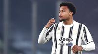 Pemain Juventus, Weston McKennie, melakukan selebrasi usai mencetak gol ke gawang Torino pada laga Liga Italia di Stadion Allianz, Minggu (6/12/2020). Juventus menang dengan skor 2-1. (Fabio Ferrari/LaPresse via AP)