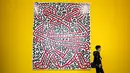 Pengunjung berjalan melewati karya seni seniman Amerika Serikat Keith Haring saat pameran di Museum Folkwang, Essen, Jerman, Selasa(1/9/2020). Keith Haring merupakan seniman jalanan asal New York yang meninggal akibat komplikasi AIDS pada tahun 1990. (AP Photo/Martin Meissner)