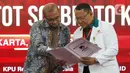 Ketua KPU Hasyim Asy'ari (kiri) bersama Kepala RSPAD Gatot Soebroto Letjen TNI Albertus Budi Sulistya saat serah terima berkas pemeriksaan kesehatan pasangan bakal calon presiden dan wakil presiden Pemilu 2024 di gedung KPU, Jakarta, Jumat (27/10/2023). (Liputan6.com/Herman Zakharia)