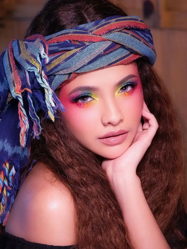 6 Potret Sara Fajira Tampil dengan Makeup Tebal, Gayanya Curi Perhatian