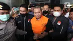 Pengacara Gubernur non-aktif Provinsi Papua Lukas Enembe, Stefanus Roy Rening (rompi oranye) digiring petugas menuju mobil tahanan di Gedung Merah Putih Komisi Pemberantasan Korupsi (KPK), Jakarta, Selasa (9/5/2023). (Liputan6.com/Helmi Fithriansyah)