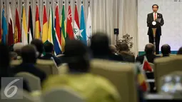 Presiden Joko Widodo menyampaikan pidato kenegaraan pada pembukaan KTT Luar Biasa Organisasi Kerjasama Islam (OKI) di JCC, Jakarta, Senin (7/3). Dalam pidatonya, Jokowi mengungkit janji Presiden Pertama RI Soekarno.  (Liputan6.com/Faizal Fanani)