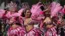Sejumlah wanita mengenakan kostum menari saat mengikuti Karnaval Notting Hill di London (28/8). Karnaval ini di gelar untuk merayakan budaya Karibia dan India Barat serta kesetaraan rasial di London. (AP Photo / Tim Irlandia)