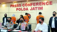 Polda Jatim menangkap 3 pegawai pinjol yang ancam nasabah. (Dian Kurniawan/Liputan6.com)