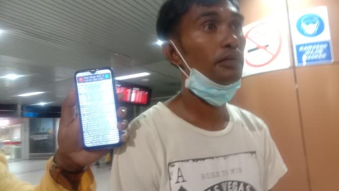 Keluarga penumpang Sriwijaya Air yang jatuh mencari kejelasan nasib keluarganya di Bandara Supadio Pontianak. (Foto: Liputan6.com/Aceng Mukaram)