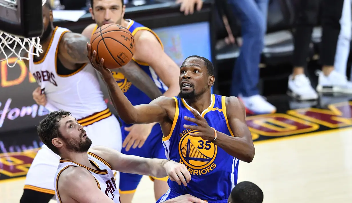 Pemain Warriors, Kevin Durant (35) berusaha memasukan bola dari kawalan pemain Warriors, Kevin Love (0) di gim keempat Final NBA 2017 di Quicken Loans Arena, Ohio (9/6). Cavaliers menghajar Golden State Warriors 137-116. (Jason Miller/Getty Images/AFP)
