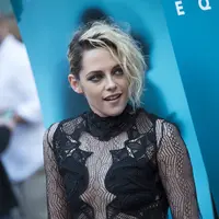 Red Carpet sering dijadikan sebagai ajang para perancang busana dalam memamerkan karyanya. Banyak selebriti dengan berbagai gaya. Beberapa selebriti sering menjadi perhatian lantaran busana seksi yang dikenakan. (AFP/Bintang.com)