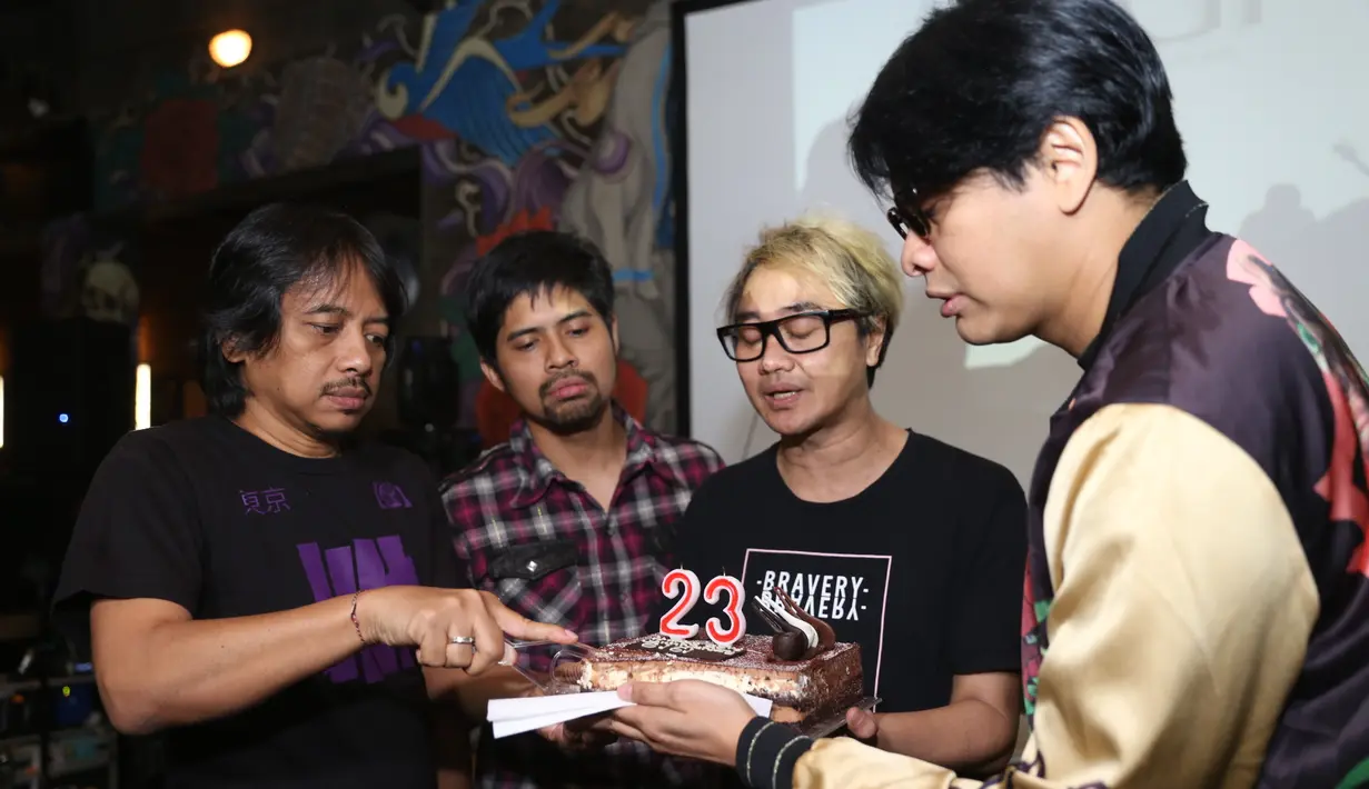 Begitu juga dalam berinteraksi dengan kegiatan selama bermusik. Grup yang telah memiliki banyak pengemar itu akan mengabarkan melalui website resminya, www.gigibandofficial.com. (Nurwahyunan/Bintang.com)