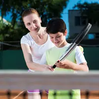 Olahraga padel kini makin populer di berbagai negara, termasuk Indonesia. Olahraga raket yang menggabungkan unsur tenis dan squash ini dimainkan berpasangan, sehingga menuntut strategi, kerja sama, sekaligus refleks yang baik. (foto/dok: freepik)