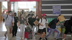 Pengunjung berlarian setelah pameran buku tahunan yang dibuka untuk umum di Hong Kong, Rabu (20/7/2022). Pameran Buku Hong Kong akan diadakan pada 20-26 Juli. (AP Photo/Kin Cheung)
