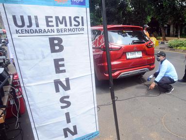 Petugas gabungan melakukan razia uji emisi di kawasan Lebak Bulus, Jakarta,&nbsp;Rabu (1/11/2023). Polda Metro Jaya dan Pemerintah Provinsi DKI Jakarta kembali menerapkan sanksi tilang uji emisi di wilayah DKI Jakarta bagi kendaraan bermotor yang tak lulus uji emisi. (merdeka.com/Arie Basuki)