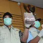 Petugas menunjukkan barang bukti hasil operasi tangkap tangan (OTT) di Gedung KPK (Liputan6.com/Helmi Afandi)