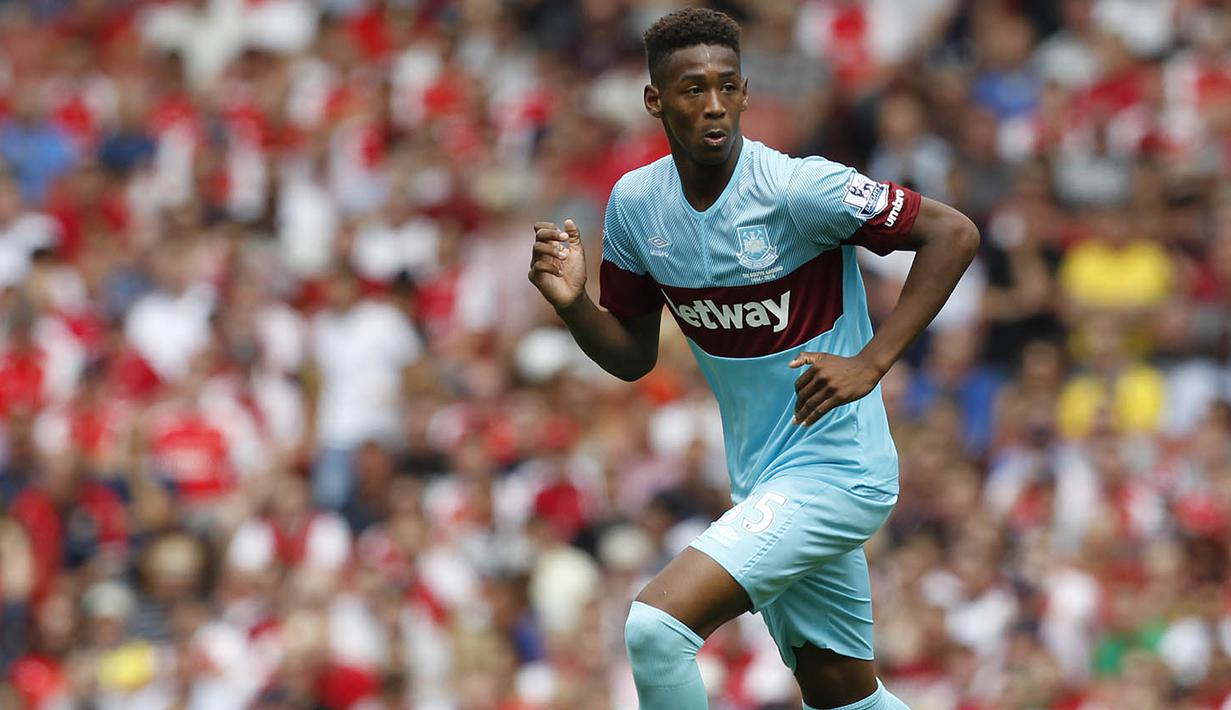 1. Reece Oxford, menurut Mirror, niat MU untuk mendatangkan bek West Ham ini akan menemui kesulitan. Pasalnya, The Hammers berencana memberikan perpanjangan kontrak bagi pria Inggris berusia 19 tahun itu. (AFP/IKIMAGES)