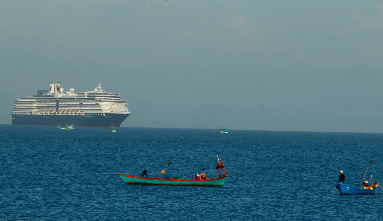 Kapal pesiar MS Westerdam terlihat dari pelabuhan Sihanoukville, Kamboja, Kamis (13/2/2020). Kapal pesiar yang mengangkut 2.200 penumpang beserta kru tersebut sebelumnya ditolak oleh Thailand, Jepang, Taiwan, Filipina, dan Guam karena khawatir adanya virus corona. (AP Photo/Heng Sinith)
