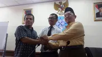 Nezar Patria (berkemeja hitam di kiri) dan Alfian Tanjung (berkemeja kuning di kanan) dan Kamal Farza (tengah), di Gedung Dewan Pers, Jakarta, saat mengklarifikasi pernyataan tentang Istana Merdeka sarang PKI (Facebook Nezar Patria)