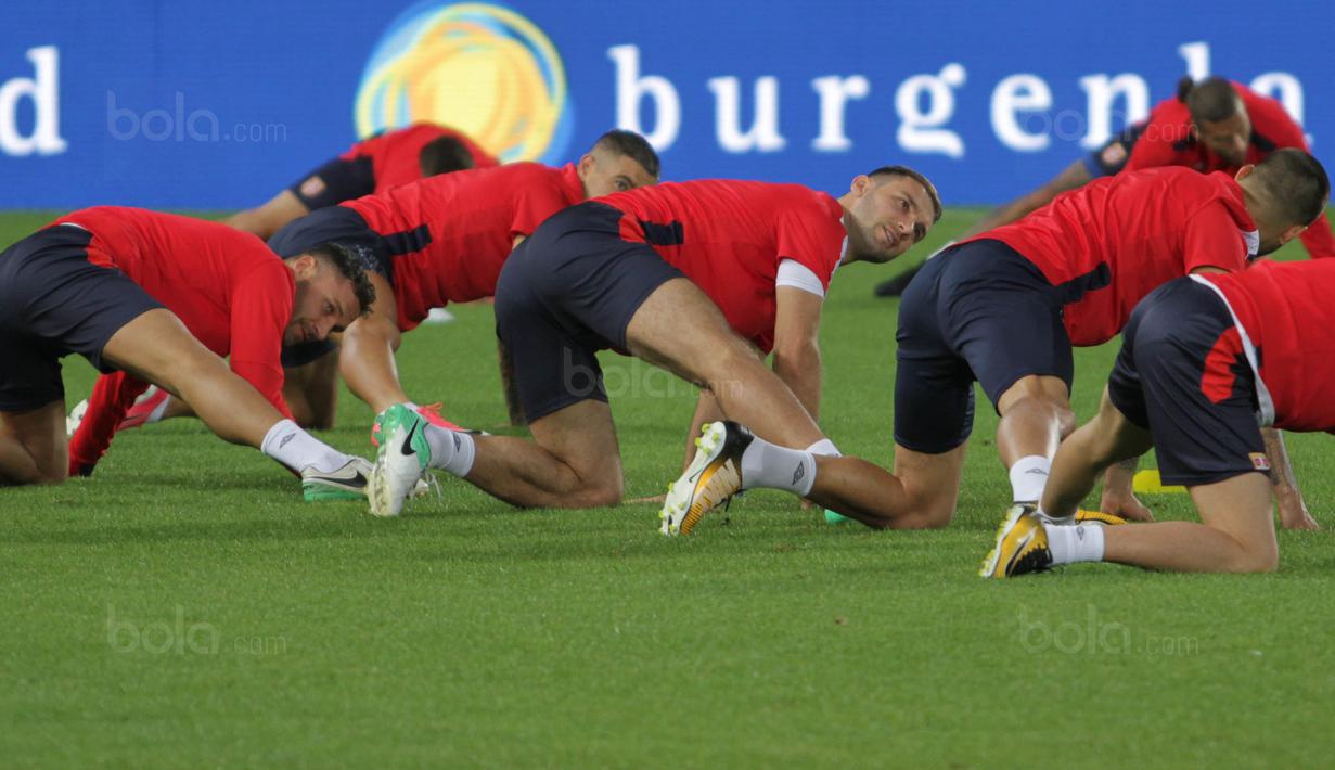 Kapten Serbia, Branislav Ivanovic, melakukan pemanasan saat latihan di Stadion Ernst Happel, Wina, Kamis (5/10/2017). Serbia akan menghadapi Austria pada laga kualifikasi Piala Dunia 2018. (Bola.com/Reza Khomaini)