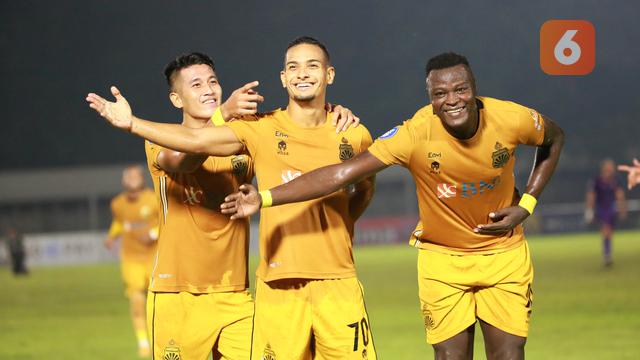 Putu Gede (kiri), Renan Silva (tengah), dan Ezechiel N'Douassel (kanan) merayakan gol Bhayangkara FC ke gawang Persik Kediri pada pekan kelima BRI Liga 1 2021/2022 di Stadion Madya, Jakarta, Rabu (29/9/2021).