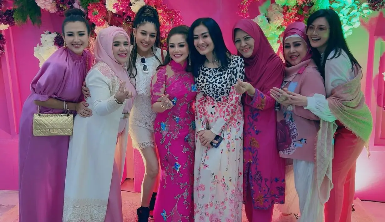 Hadir juga 'Ratu Dangdut Indonesia' Elvy Sukaesih yang juga mengenakan dress merah muda. Bahkan, penyanyi biasa disapa Ummy Elvy itu menyumbangkan lagu untuk memeriahkan acara. Terlihat hadir juga ibunda Nagita Slavina, Mama Rieta. [Instagram/elvy_sukaesih]